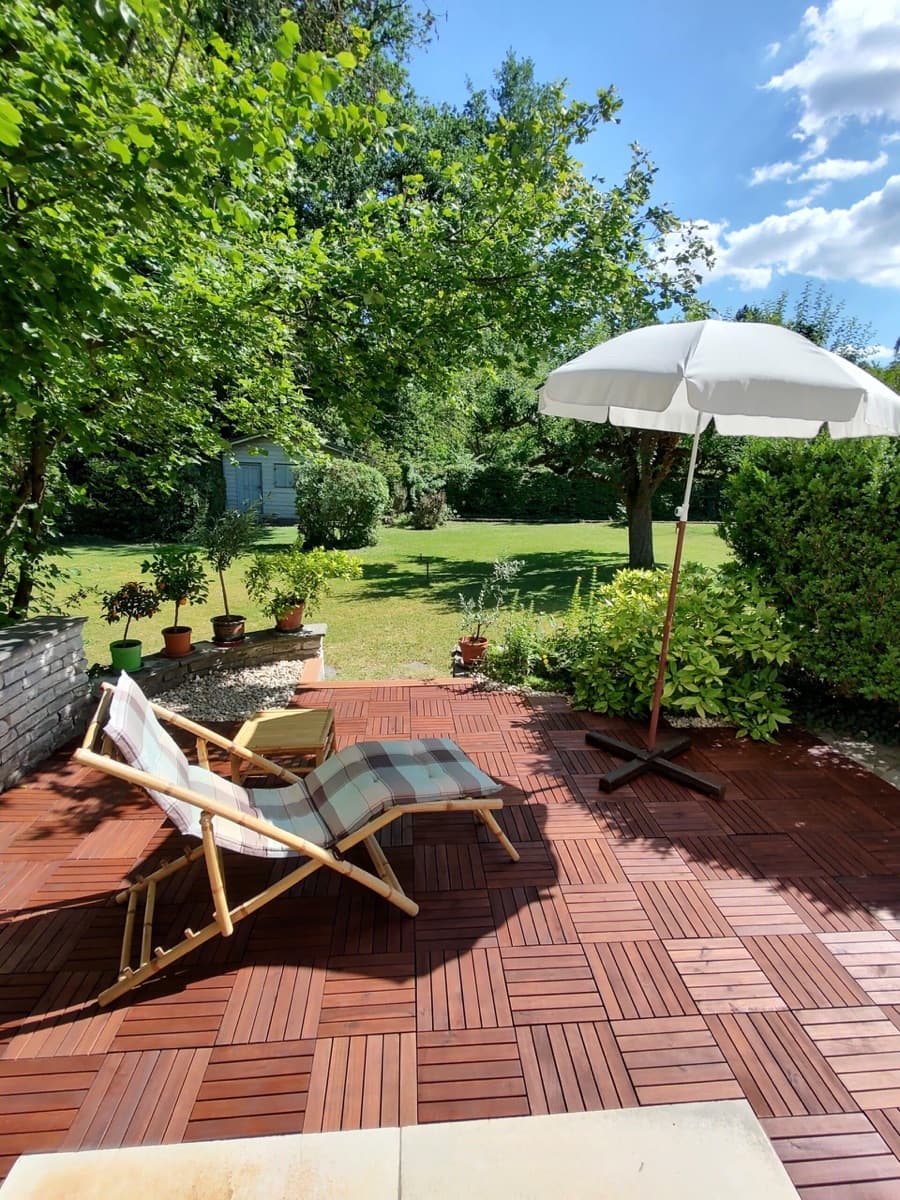 Terrasse mit Liegestühlen