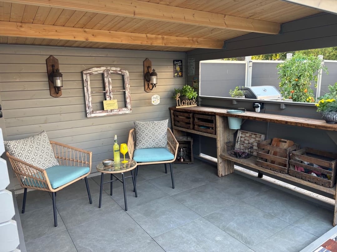 Gartenstühle auf der Terrasse