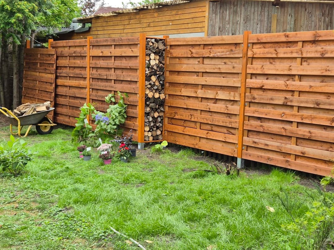 Sichtschutzzaun aus Holz im Garten