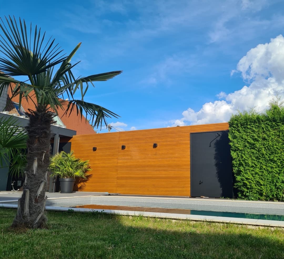 Hausfassade mit Holzverkleidung