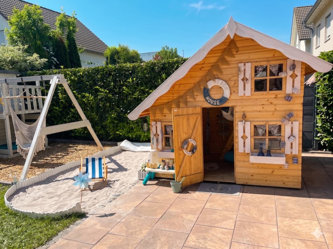 Spielhaus aus Holz im Garten
